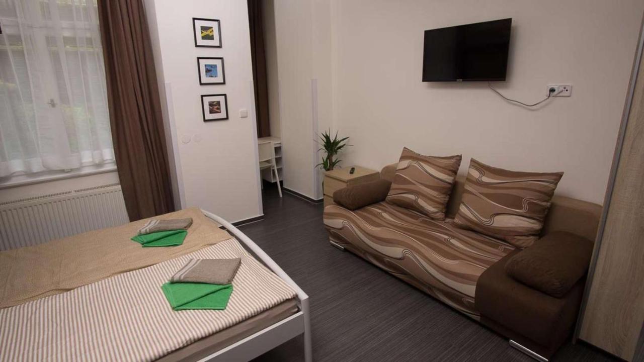 Flying Bed Apartment Close To Prague Castle And Airport מראה חיצוני תמונה