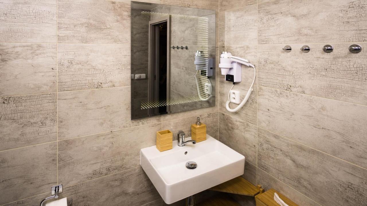 Flying Bed Apartment Close To Prague Castle And Airport מראה חיצוני תמונה