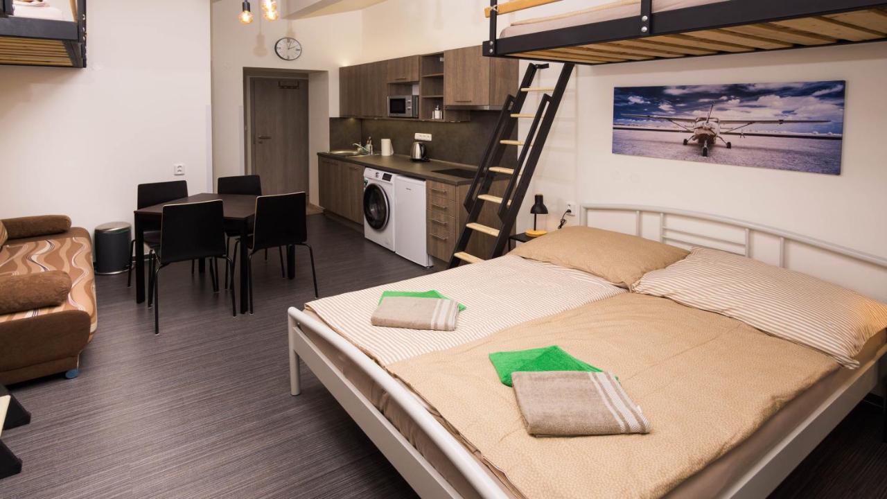 Flying Bed Apartment Close To Prague Castle And Airport מראה חיצוני תמונה