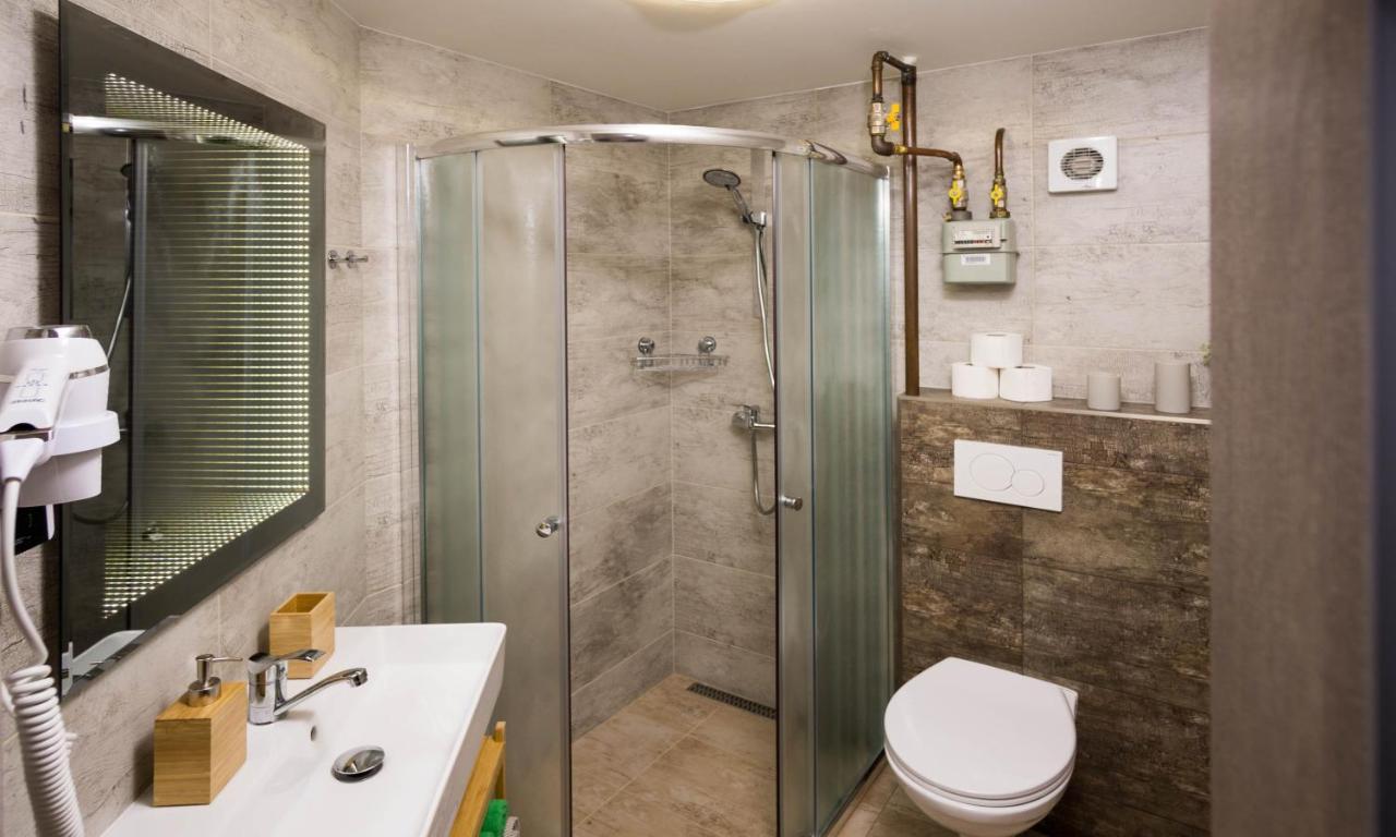 Flying Bed Apartment Close To Prague Castle And Airport מראה חיצוני תמונה