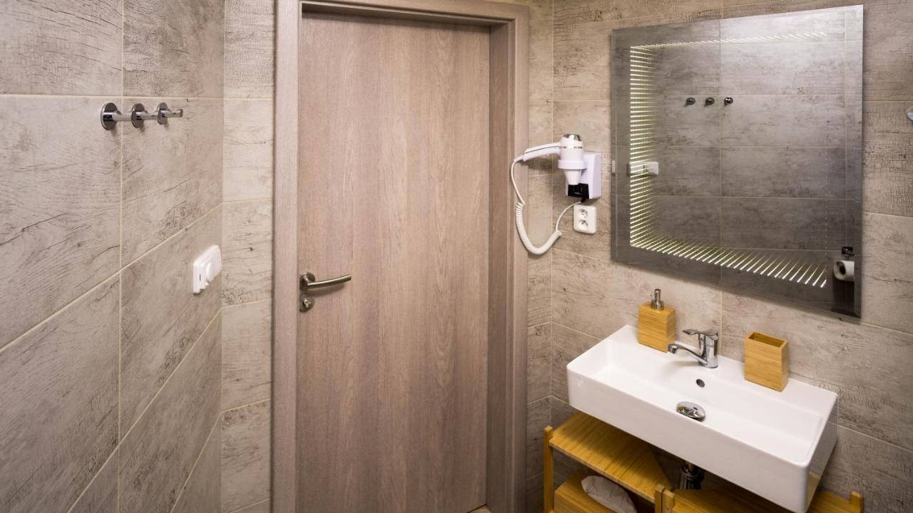 Flying Bed Apartment Close To Prague Castle And Airport מראה חיצוני תמונה