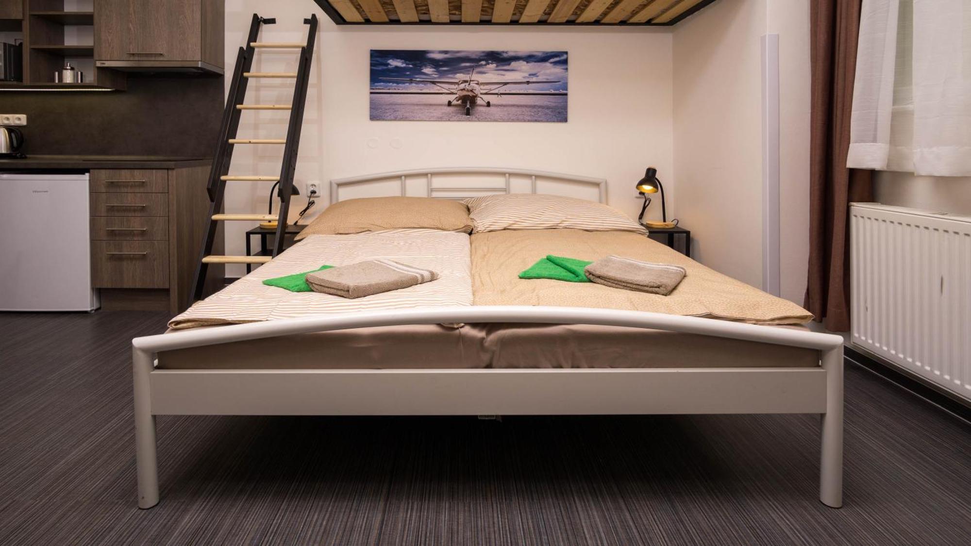 Flying Bed Apartment Close To Prague Castle And Airport חדר תמונה